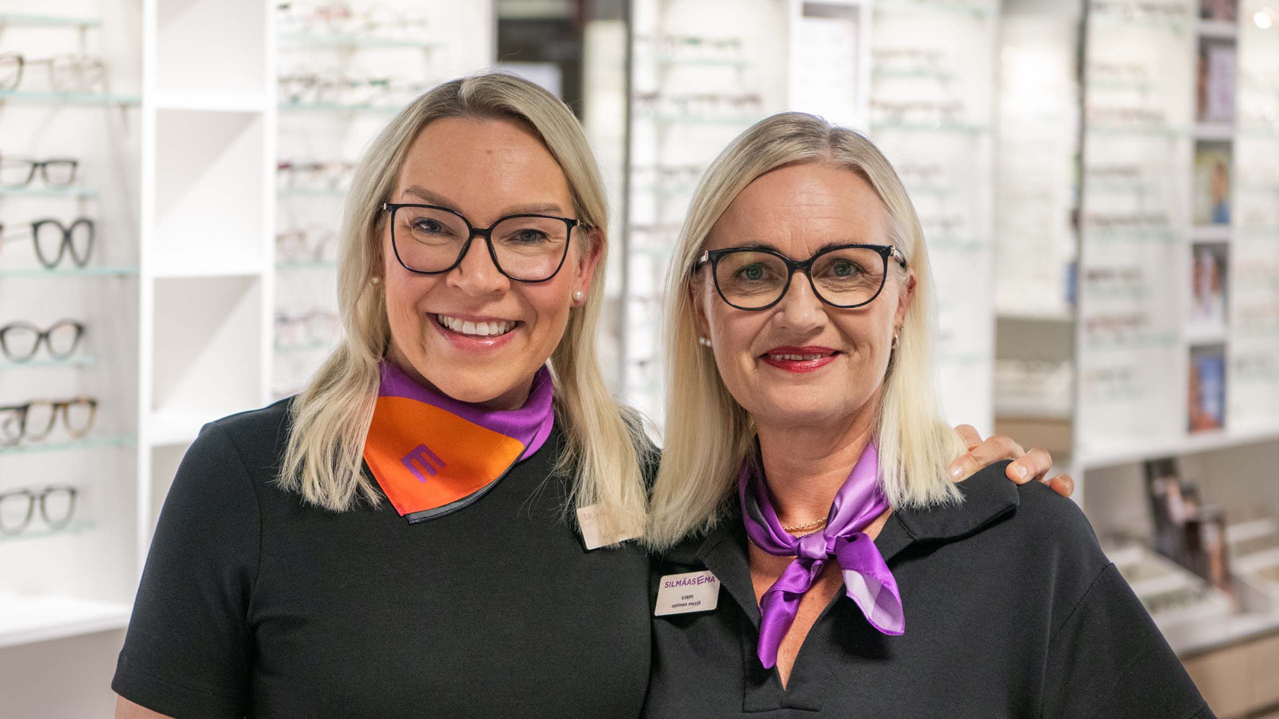 Optikko ja myyj&auml; seisovat rinnakkain Silm&auml;aseman myym&auml;l&auml;ss&auml;